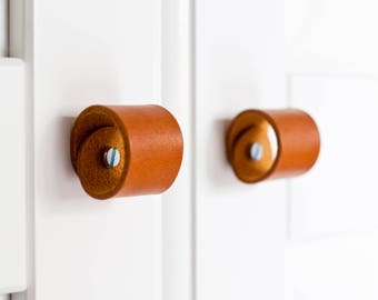 leather drawer pulls,poignée cuir, drawer pulls,door handle,leather door handles, leather knobs,poignée cuir,door pulls