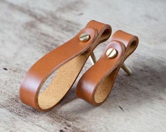Maniglia per cassetti, porte e armadi in pelle conciata al vegetale.