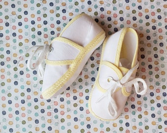 Vintage 1980s Baby Soft Sole Crib Shoes Infant Size White with Yellow Trim Cotton Batiste Saddle Oxford Crib Booties