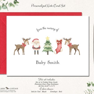 K&ouml;nnte beinhalten: Ein personalisiertes Notizkartenset mit rotem Umschlag. Die Karte zeigt Aquarellillustrationen eines Rentiers, des Weihnachtsmanns, eines Weihnachtsbaums und eines Strumpfes. Der Text "from the nursery of" und "Baby Smith" ist ebenfalls enthalten.