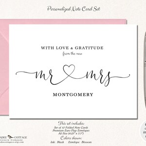 Puede incluir: Un juego de tarjetas de notas personalizadas con una tarjeta blanca, un sobre rosa y un bol&iacute;grafo plateado. La tarjeta presenta las palabras "WITH LOVE & GRATITUDE" y "mr & mrs MONTGOMERY" en escritura negra. El juego incluye 10 tarjetas plegadas y sobres premium.