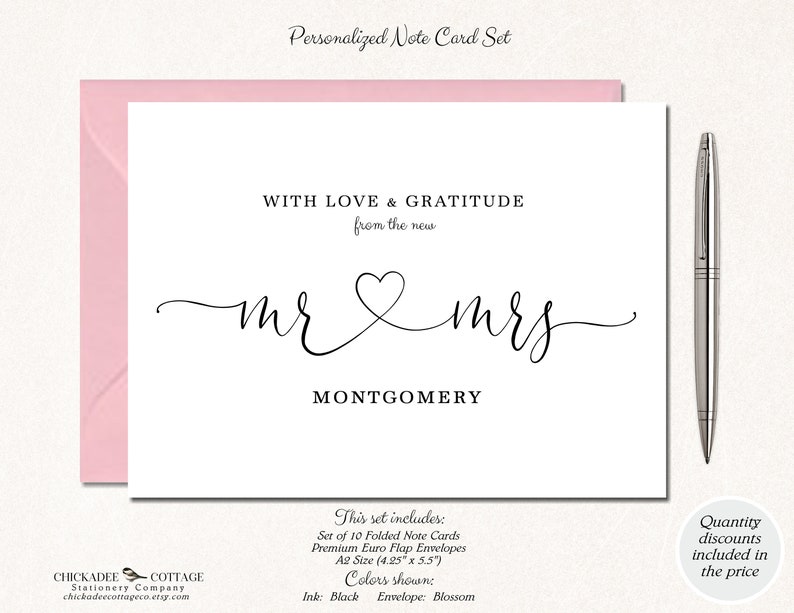 Puede incluir: Un juego de tarjetas de notas personalizadas con una tarjeta blanca, un sobre rosa y un bol&iacute;grafo plateado. La tarjeta presenta las palabras "WITH LOVE & GRATITUDE" y "mr & mrs MONTGOMERY" en escritura negra. El juego incluye 10 tarjetas plegadas y sobres premium.