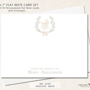 Puede incluir: Conjunto de 10 tarjetas de notas planas personalizadas de 12,7 x 17,8 cm con sobres. El dise&ntilde;o presenta un cochecito de beb&eacute; con una corona de laurel verde y un lazo blanco. El texto dice "From the nursery of Baby Anderson". El color de la tinta es oliva y el color del sobre es blanco.