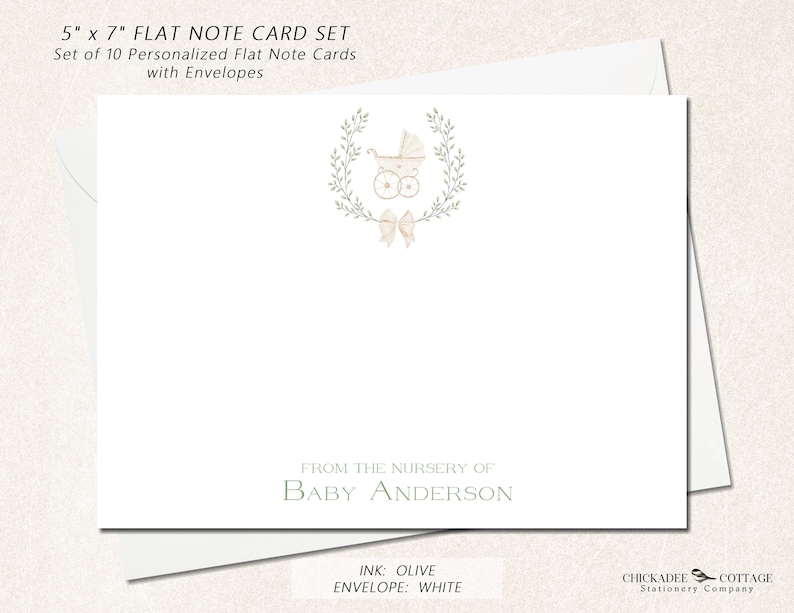 Puede incluir: Conjunto de 10 tarjetas de notas planas personalizadas de 12,7 x 17,8 cm con sobres. El dise&ntilde;o presenta un cochecito de beb&eacute; con una corona de laurel verde y un lazo blanco. El texto dice "From the nursery of Baby Anderson". El color de la tinta es oliva y el color del sobre es blanco.