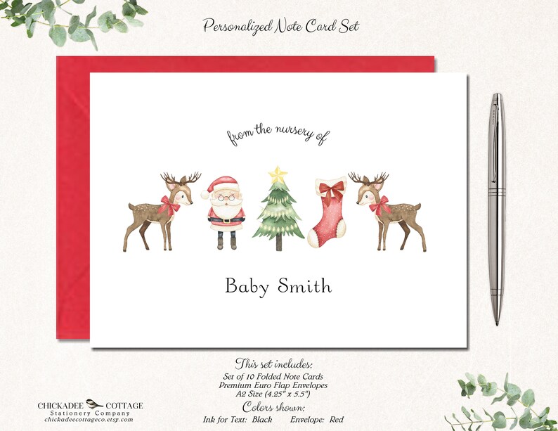 K&ouml;nnte beinhalten: Ein personalisiertes Notizkartenset mit rotem Umschlag. Die Karte zeigt Aquarellillustrationen eines Rentiers, des Weihnachtsmanns, eines Weihnachtsbaums und eines Strumpfes. Der Text "from the nursery of" und "Baby Smith" ist ebenfalls enthalten.