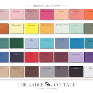 K&ouml;nnte beinhalten: Eine Farbkarte mit Umschl&auml;gen in verschiedenen Farbt&ouml;nen, darunter Rosa, Orange und T&uuml;rkis. Die Umschl&auml;ge sind in Reihen und Spalten angeordnet, wobei jede Farbe beschriftet ist. Das Logo von Chickadee Cottage Stationery Company befindet sich unten.