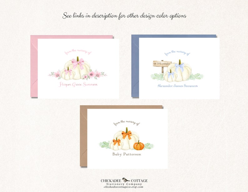 Puede incluir: Tres calabazas blancas con hojas verdes y un lazo rosa en la calabaza m&aacute;s grande. El texto "from the nursery of" est&aacute; por encima de las calabazas y el texto "Harper Green Summers" est&aacute; por debajo de las calabazas. El fondo es rosa.