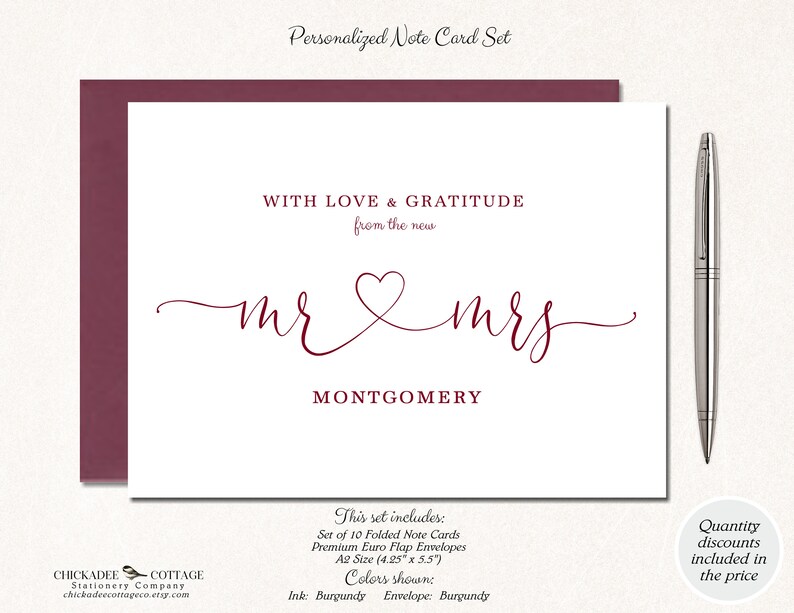 Puede incluir: Un juego de tarjetas de notas personalizadas con tinta y sobre color burdeos. La tarjeta presenta el texto "WITH LOVE & GRATITUDE from the new mr & mrs MONTGOMERY". Un bol&iacute;grafo plateado descansa a la derecha.