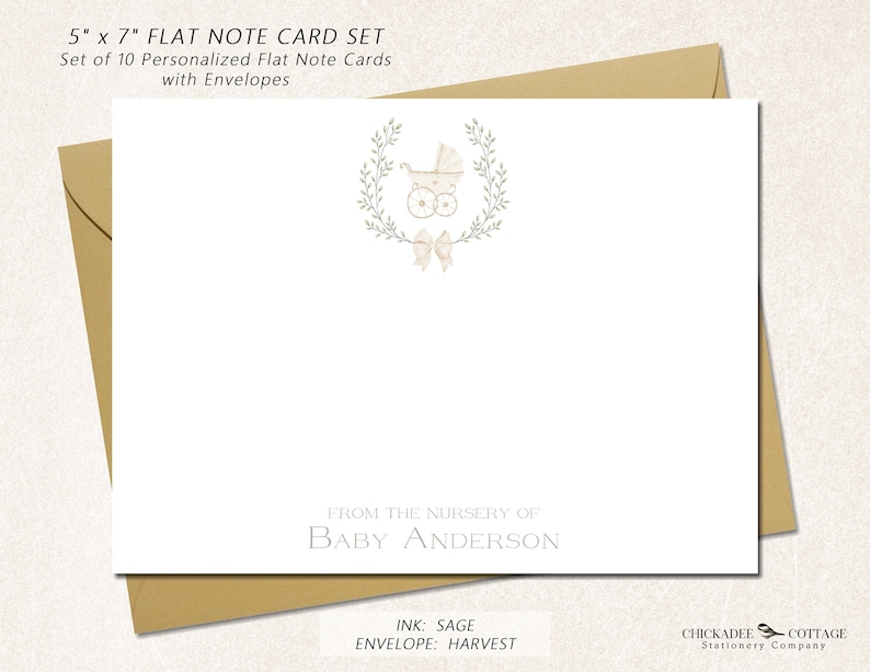 Puede incluir: Un juego de 10 tarjetas de notas planas personalizadas de 12,7 x 17,8 cm con sobres. El dise&ntilde;o presenta una ilustraci&oacute;n de acuarela de un cochecito de beb&eacute; con una corona de hojas y un lazo. El texto "From the nursery of Baby Anderson" est&aacute; impreso debajo de la ilustraci&oacute;n. El color de la tinta es salvia y el color del sobre es cosecha.