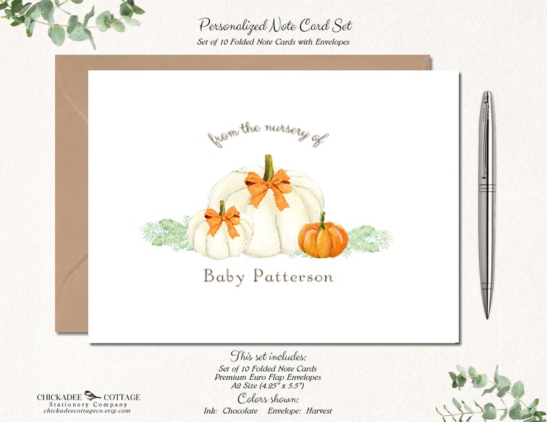 Puede incluir: Conjunto de 10 tarjetas plegables con sobres que presentan una ilustraci&oacute;n de acuarela de tres calabazas blancas con tallos y cintas naranjas. El texto "from the nursery of Baby Patterson" est&aacute; impreso debajo de las calabazas. Las tarjetas miden 10,8 cm por 14 cm.