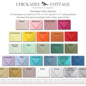 Może przedstawiać: Tabela kolor&oacute;w prezentująca 18 r&oacute;żnych kolor&oacute;w kopert oferowanych przez Chickadee Cottage Stationery Company. Kolory są ułożone w siatkę z nazwami takimi jak Blush, Blossom, Dusty Rose, Watermelon, Lemonade, Sunshine, Orange, Autumn, Red, Powder Green, Mint, Sage, Emerald, Olive, Lavender, Sky, Turquoise, New Blue, Peacock Shimmer, Sea, Stone, Harvest, Taupe, White, Cloud, Silver Shimmer i Light Grey. Tekst "A7 envelopes are sized at 5 1/4" x 7 1/4" and fit 5" x 7" cards perfectly. Premium European envelopes with a deep, pointed flap." jest r&oacute;wnież zawarty.