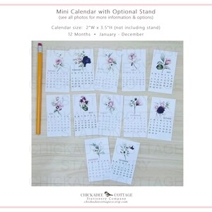 K&ouml;nnte beinhalten: Zw&ouml;lf floral gestaltete Mini-Kalender, jeder mit einem anderen Monat des Jahres. Die Kalender sind auf wei&szlig;em Karton gedruckt und messen 5 cm breit und 9 cm hoch. Die Kalender sind in einem Raster auf einer Holzoberfl&auml;che angeordnet.