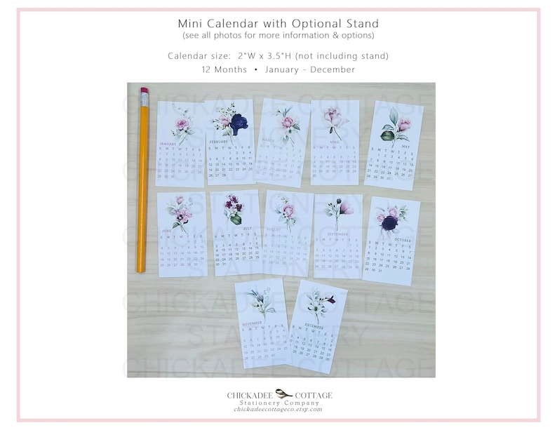 K&ouml;nnte beinhalten: Zw&ouml;lf floral gestaltete Mini-Kalender, jeder mit einem anderen Monat des Jahres. Die Kalender sind auf wei&szlig;em Karton gedruckt und messen 5 cm breit und 9 cm hoch. Die Kalender sind in einem Raster auf einer Holzoberfl&auml;che angeordnet.