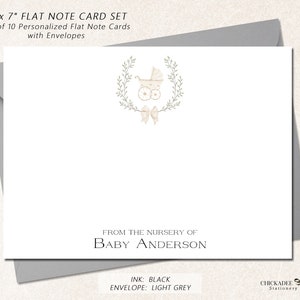 Puede incluir: Un juego de 10 tarjetas planas personalizadas de 12,7 x 17,8 cm con sobres. El dise&ntilde;o presenta una ilustraci&oacute;n de acuarela de un cochecito de beb&eacute; con una corona de hojas y un lazo. El texto "FROM THE NURSERY OF BABY ANDERSON" est&aacute; impreso debajo de la ilustraci&oacute;n. El color de la tinta es negro y el color del sobre es gris claro.