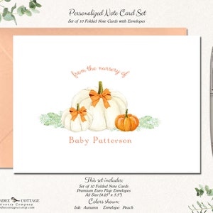 Puede incluir: Conjunto de 10 tarjetas plegables con sobres que presentan una ilustraci&oacute;n de acuarela de tres calabazas blancas con tallos naranjas y una sola calabaza naranja. El texto "from the nursery of" y "Baby Patterson" est&aacute; impreso en color melocot&oacute;n. Las tarjetas miden 10,8 cm por 14 cm.