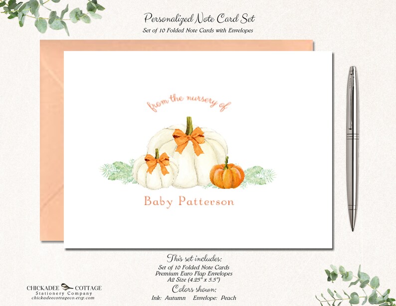 Puede incluir: Conjunto de 10 tarjetas plegables con sobres que presentan una ilustraci&oacute;n de acuarela de tres calabazas blancas con tallos naranjas y una sola calabaza naranja. El texto "from the nursery of" y "Baby Patterson" est&aacute; impreso en color melocot&oacute;n. Las tarjetas miden 10,8 cm por 14 cm.