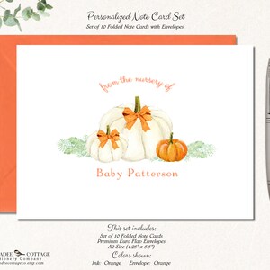 Puede incluir: Un juego de 10 tarjetas plegables con sobres que presentan una ilustraci&oacute;n de acuarela de tres calabazas con una cinta de color melocot&oacute;n. El texto "from the nursery of Baby Patterson" est&aacute; impreso en la tarjeta. Las tarjetas miden 10,8 cm por 14 cm.
