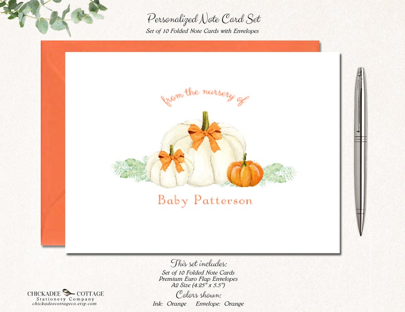Puede incluir: Un juego de 10 tarjetas plegables con sobres que presentan una ilustraci&oacute;n de acuarela de tres calabazas con una cinta de color melocot&oacute;n. El texto "from the nursery of Baby Patterson" est&aacute; impreso en la tarjeta. Las tarjetas miden 10,8 cm por 14 cm.