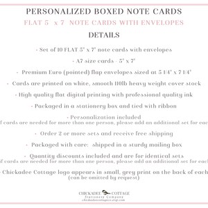 Puede incluir: Tarjetas de notas en caja personalizadas con sobres. Juego de 10 tarjetas de notas planas de 12,7 x 17,8 cm con sobres. Sobres con solapa Euro Premium de 13,3 x 18,4 cm. Las tarjetas est&aacute;n impresas en papel blanco, liso y de 110 lb de peso pesado. Impresi&oacute;n digital plana de alta calidad con tinta de calidad profesional. Envasado en una caja de papeler&iacute;a y atado con una cinta. Personalizaci&oacute;n incluida. Pide 2 o m&aacute;s juegos y recibe env&iacute;o gratuito. El logotipo de Chickadee Cottage aparece en peque&ntilde;o, en gris, en la parte posterior de cada tarjeta.