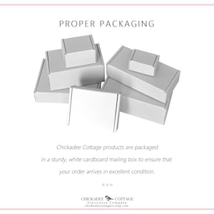 K&ouml;nnte beinhalten: Ein Stapel wei&szlig;er Versandkartons in verschiedenen Gr&ouml;&szlig;en. Chickadee Cottage Produkte werden in einem stabilen, wei&szlig;en Versandkarton verpackt, um sicherzustellen, dass Ihre Bestellung in einwandfreiem Zustand ankommt.