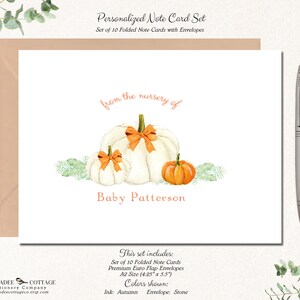 Puede incluir: Conjunto de 10 tarjetas plegables con sobres que presentan una ilustraci&oacute;n de acuarela de tres calabazas blancas con tallos naranjas y cintas naranjas y blancas. El texto "from the nursery of Baby Patterson" est&aacute; impreso debajo de las calabazas. Las tarjetas miden 10,8 cm por 14 cm.