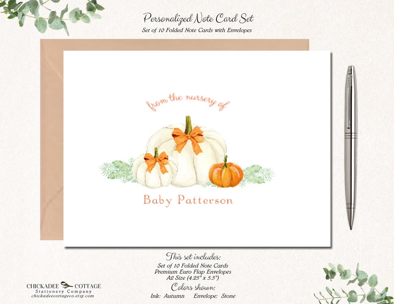 Puede incluir: Conjunto de 10 tarjetas plegables con sobres que presentan una ilustraci&oacute;n de acuarela de tres calabazas blancas con tallos naranjas y cintas naranjas y blancas. El texto "from the nursery of Baby Patterson" est&aacute; impreso debajo de las calabazas. Las tarjetas miden 10,8 cm por 14 cm.