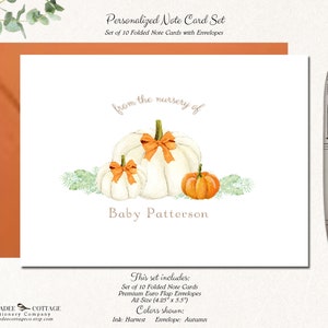 Puede incluir: Conjunto de 10 tarjetas plegables con sobres, con una ilustraci&oacute;n de acuarela de tres calabazas blancas con tallos naranjas y una sola calabaza naranja. El texto "from the nursery of Baby Patterson" est&aacute; impreso debajo de las calabazas. La tarjeta mide 10,8 cm por 14 cm.