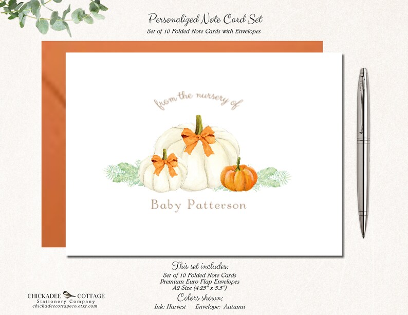 Puede incluir: Conjunto de 10 tarjetas plegables con sobres, con una ilustraci&oacute;n de acuarela de tres calabazas blancas con tallos naranjas y una sola calabaza naranja. El texto "from the nursery of Baby Patterson" est&aacute; impreso debajo de las calabazas. La tarjeta mide 10,8 cm por 14 cm.
