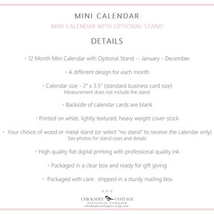 K&ouml;nnte beinhalten: Ein 12-Monats-Mini-Kalender mit optionalem St&auml;nder. Der Kalender ist 5,1 cm x 8,9 cm gro&szlig; und hat f&uuml;r jeden Monat ein anderes Design. Der Kalender ist auf wei&szlig;em, strukturiertem, schwerem Karton gedruckt und wird in einer durchsichtigen Box geliefert.