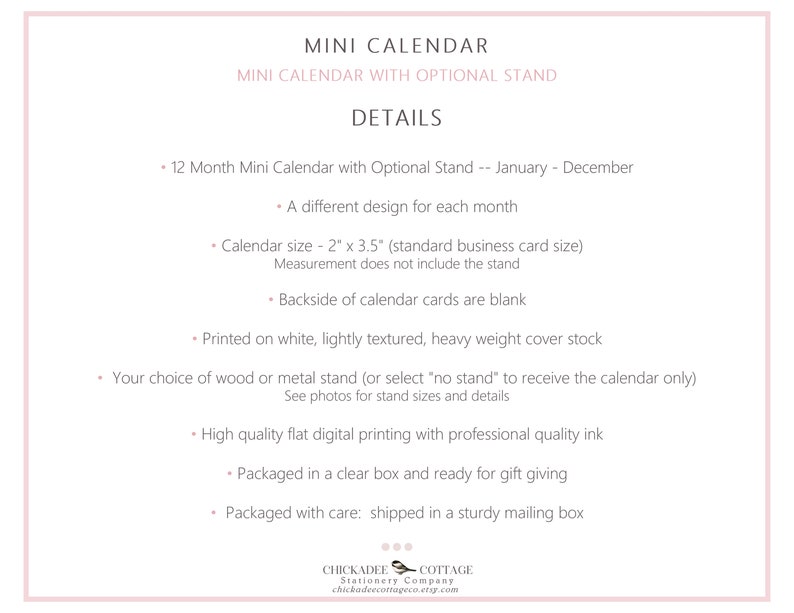 K&ouml;nnte beinhalten: Ein 12-Monats-Mini-Kalender mit optionalem St&auml;nder. Der Kalender ist 5,1 cm x 8,9 cm gro&szlig; und hat f&uuml;r jeden Monat ein anderes Design. Der Kalender ist auf wei&szlig;em, strukturiertem, schwerem Karton gedruckt und wird in einer durchsichtigen Box geliefert.