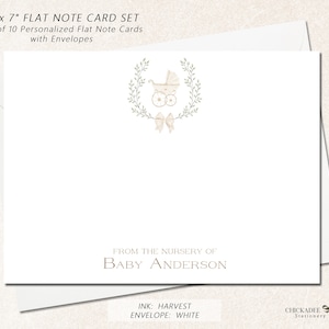 Puede incluir: Conjunto de 10 tarjetas planas personalizadas con sobres, con un dise&ntilde;o de cochecito de beb&eacute; con una corona de laurel verde y un lazo blanco. Las tarjetas miden 12,7 cm por 17,8 cm y tienen un fondo blanco con texto marr&oacute;n. El texto dice "From the nursery of Baby Anderson". El color de la tinta es cosecha y el color del sobre es blanco.