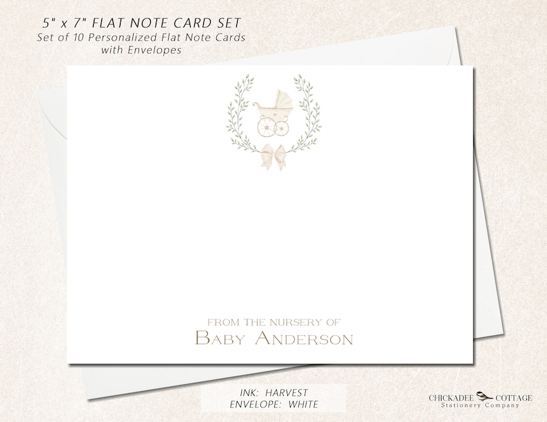 Puede incluir: Conjunto de 10 tarjetas planas personalizadas con sobres, con un dise&ntilde;o de cochecito de beb&eacute; con una corona de laurel verde y un lazo blanco. Las tarjetas miden 12,7 cm por 17,8 cm y tienen un fondo blanco con texto marr&oacute;n. El texto dice "From the nursery of Baby Anderson". El color de la tinta es cosecha y el color del sobre es blanco.