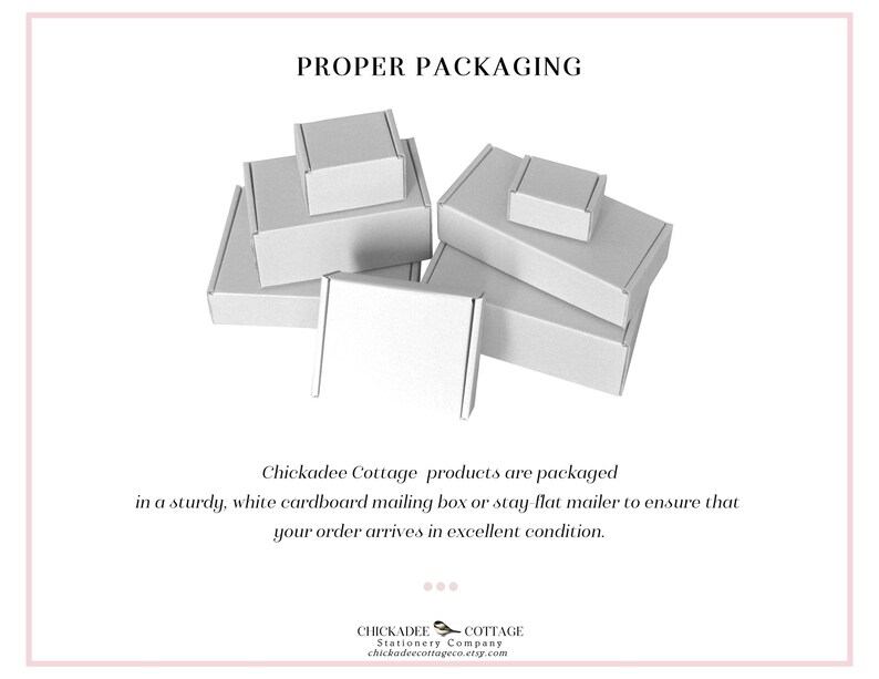 K&ouml;nnte beinhalten: Eine Ansammlung wei&szlig;er Kartons in verschiedenen Gr&ouml;&szlig;en, die zusammen gestapelt sind. Der Text "PROPER PACKAGING" befindet sich oben. Der Text darunter besagt, dass Produkte in einem stabilen wei&szlig;en Karton verpackt werden.