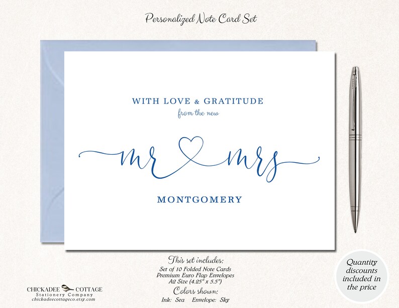 Puede incluir: Un juego de tarjetas de notas personalizadas con un sobre azul. La tarjeta presenta el texto "WITH LOVE & GRATITUDE from the new mr & mrs MONTGOMERY" en una elegante fuente azul. Un bol&iacute;grafo plateado descansa a la derecha. El juego incluye 10 tarjetas plegadas, sobres premium, tama&ntilde;o A2 (10,8 cm x 14 cm).