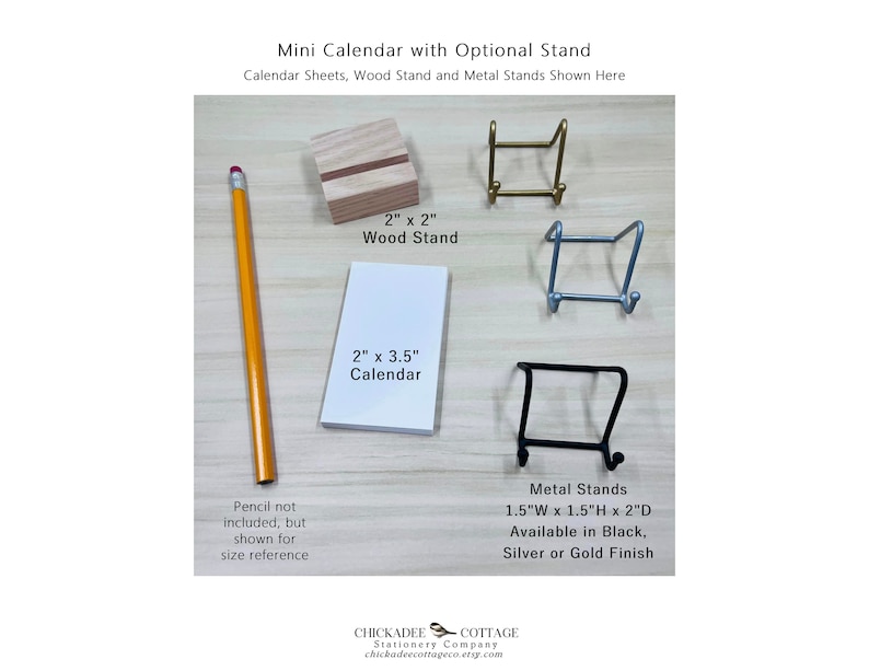 K&ouml;nnte beinhalten: Ein Mini-Kalender mit den Ma&szlig;en 5,1 cm x 8,9 cm, gezeigt mit einem 5,1 cm x 5,1 cm gro&szlig;en Holzst&auml;nder und einem Metallst&auml;nder. Der Metallst&auml;nder ist in Schwarz, Silber oder Gold erh&auml;ltlich. Der Metallst&auml;nder misst 3,8 cm breit, 3,8 cm hoch und 5,1 cm tief.