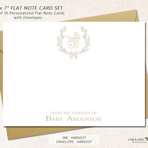 Puede incluir: Un juego de 10 tarjetas planas personalizadas de 12,7 x 17,8 cm con sobres. Las tarjetas presentan una ilustraci&oacute;n de acuarela de un cochecito de beb&eacute; con un lazo y una corona de hojas. El texto "From the nursery of Baby Anderson" est&aacute; impreso debajo de la ilustraci&oacute;n.