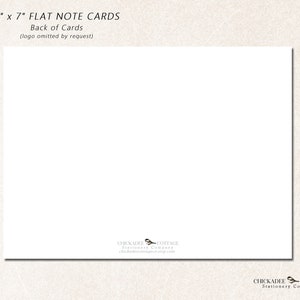 Puede incluir: La parte posterior de una tarjeta plana en blanco de 12,7 x 17,8 cm. La tarjeta es blanca con una textura sutil. El logotipo de Chickadee Cottage Stationery Company est&aacute; en la esquina inferior derecha.