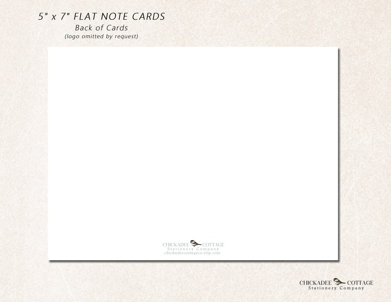 Puede incluir: La parte posterior de una tarjeta plana en blanco de 12,7 x 17,8 cm. La tarjeta es blanca con una textura sutil. El logotipo de Chickadee Cottage Stationery Company est&aacute; en la esquina inferior derecha.