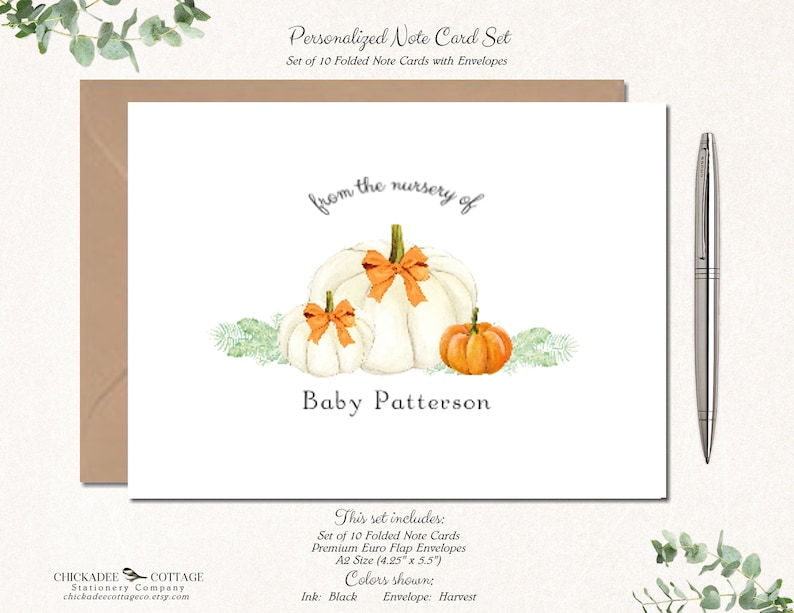 Puede incluir: Conjunto de 10 tarjetas plegables con sobres que presentan una ilustraci&oacute;n de acuarela de tres calabazas blancas con tallos naranjas y una sola calabaza naranja. El texto "from the nursery of Baby Patterson" est&aacute; impreso debajo de las calabazas.