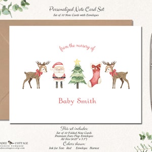 K&ouml;nnte beinhalten: Ein personalisiertes Notizkartenset mit weihnachtlichem Thema. Die Karte zeigt Aquarellillustrationen von Rentieren, dem Weihnachtsmann, einem Weihnachtsbaum und einem Strumpf. Der Text "from the nursery of" und "Baby Smith" ist rot. Das Set enth&auml;lt 10 Klappkarten und Umschl&auml;ge.