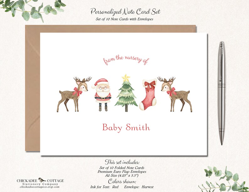 K&ouml;nnte beinhalten: Ein personalisiertes Notizkartenset mit weihnachtlichem Thema. Die Karte zeigt Aquarellillustrationen von Rentieren, dem Weihnachtsmann, einem Weihnachtsbaum und einem Strumpf. Der Text "from the nursery of" und "Baby Smith" ist rot. Das Set enth&auml;lt 10 Klappkarten und Umschl&auml;ge.