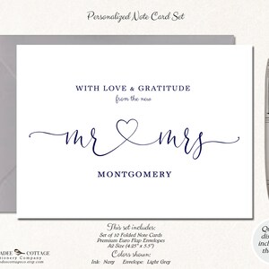 Puede incluir: Un juego de tarjetas de notas personalizadas con un dise&ntilde;o azul marino. La tarjeta dice "WITH LOVE & GRATITUDE from the new mr & mrs MONTGOMERY". Incluye 10 tarjetas plegadas y sobres premium. Un bol&iacute;grafo plateado descansa a la derecha.