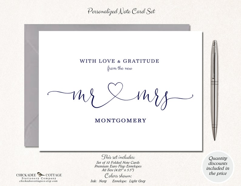 Puede incluir: Un juego de tarjetas de notas personalizadas con un dise&ntilde;o azul marino. La tarjeta dice "WITH LOVE & GRATITUDE from the new mr & mrs MONTGOMERY". Incluye 10 tarjetas plegadas y sobres premium. Un bol&iacute;grafo plateado descansa a la derecha.