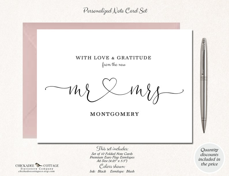 Puede incluir: Un juego de tarjetas de notas personalizadas con un sobre color rubor. La tarjeta presenta las palabras "WITH LOVE & GRATITUDE" y "mr & mrs MONTGOMERY" en una elegante escritura negra. Un bol&iacute;grafo plateado descansa a la derecha.