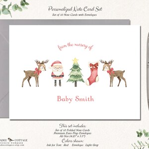 K&ouml;nnte beinhalten: Personalisiertes Notizkarten-Set mit Weihnachtsmotiv. Die Karte zeigt Aquarellillustrationen von Rentieren, dem Weihnachtsmann, einem Weihnachtsbaum und einem Strumpf. Der Text "from the nursery of" und "Baby Smith" ist rot. Enth&auml;lt 10 Klappkarten.