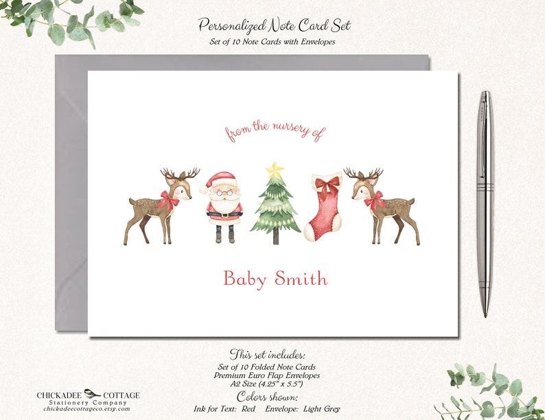 K&ouml;nnte beinhalten: Personalisiertes Notizkarten-Set mit Weihnachtsmotiv. Die Karte zeigt Aquarellillustrationen von Rentieren, dem Weihnachtsmann, einem Weihnachtsbaum und einem Strumpf. Der Text "from the nursery of" und "Baby Smith" ist rot. Enth&auml;lt 10 Klappkarten.