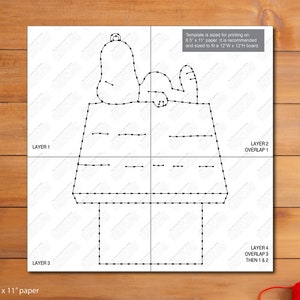Peut inclure: Un modèle imprimable en noir et blanc pour un bricolage en papier 3D de Snoopy allongé sur son chenil. Le modèle est divisé en quatre couches avec des instructions de montage. Le texte "Template is sized for printing on 8.5 x 11" paper. It is recommended and sized to fit a 12W x 12H board" est inclus sur le modèle.