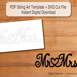 Könnte beinhalten: Digitaler Download einer PDF-String-Art-Vorlage und einer SVG-Schnittdatei. Das Design schreibt "Mr & Mrs" mit einem Herzsymbol. Das Bild zeigt das Design auf weißem Papier und einen schwarzen Ausschnitt, vor einem Holzgrund.
