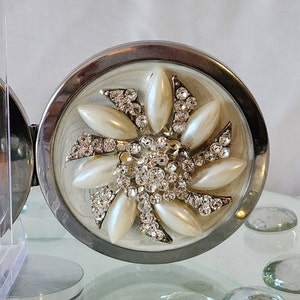 Elegante specchio vintage compatto con strass e perle