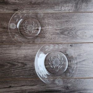 "Hughes Cornflower Etched Glass Salatteller."